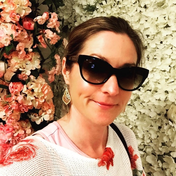 Welcome to my closet - Picture 8 of 15